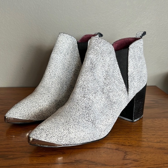 Report Signature Shoes - REPORT Signature Toby white black ankle pointed boots size 8.5